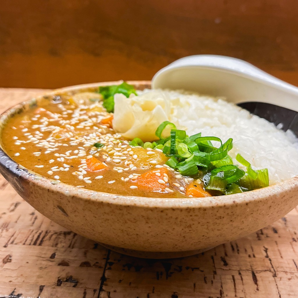 Want a nice winter warmer as the weather is waning? Counter those chills and get cosy with a classic curry rice bowl 🍚👌

Available in both vegan and beef forms, this is the kind of nourishing dish that warms you to your very core.

Only available during lunch (12-3pm)