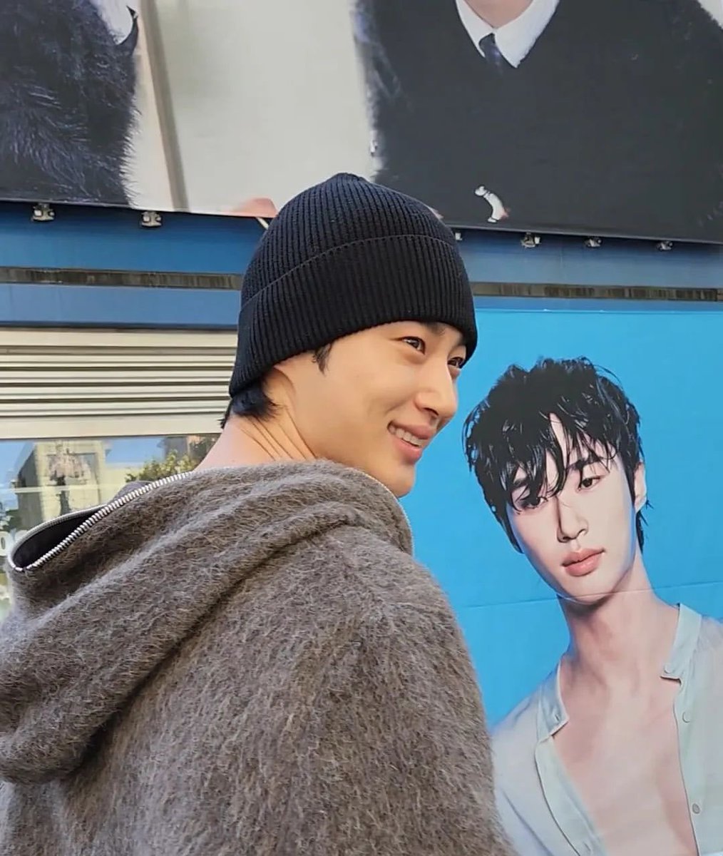 summer_in_bws's tweet photo. 팬들 사랑 각별한 우석이인지라 행복해하는 모습이 너무나 선명하게 보여서 나도 진심으로 행복했어🥹
우석아, 다시한번 이 세상에 태어나 너의 세상을 살아와주어 고맙고
높디높은 푸른 하늘날 맞이하는 너의 생일을 넘치게 축하해 💓
#HBDBWS https://t.co/vUOUQfhta5