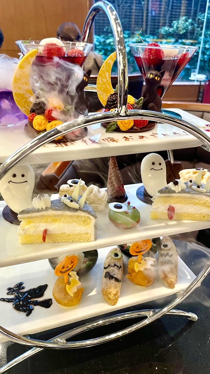computerplanex's tweet photo. 今日はハロウィン🎃👻

先日友だちと行ったハロウィン仕様のアフタヌーンティー、全部可愛すぎてただただ幸せだった🥹

今週も残り1日！
本日もお疲れさまでした(´∀｀)✌︎

#ハロウィン
#アフタヌーンティー https://t.co/SYcIILROdR