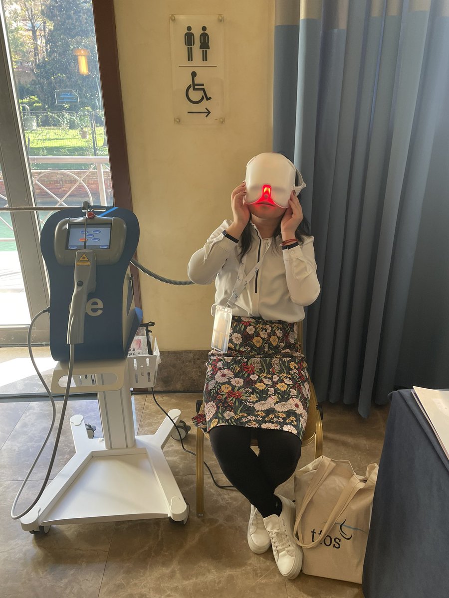youjingjing's tweet photo. 1st day at #TFOS and getting my dry eye light treatment- did feel great afterwards @EspansioneGroup doing great on light modulation! It is nice to see my colleagues with clear eyes. 😍 @FionaJStapleton @DrBridgitte https://t.co/lZQFshMAAM