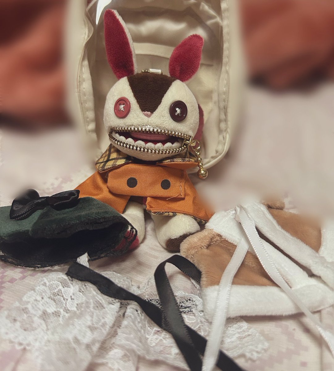na_mika_chi's tweet photo. seriaのぬいぐるみ用のポンチョがサイズぴったりで見つけたら買っちゃう

今年は茶色のポンチョが仲間入り

まだ真冬じゃないから今はトレンチコート風ポンチョ

#fluffyzip (@fluffyzip 様) https://t.co/H8nquFyahK