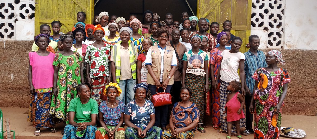 PapeurCar's tweet photo. La représentante du Centre du Commerce International en mission de terrain sur l'axe Sibut pour échanger avec des bénéficiaires du @PAPEUR Rural. 
@ADiallo_ITC @hamadoun_hd @FAOCentrafrique https://t.co/x12eFlkqa3