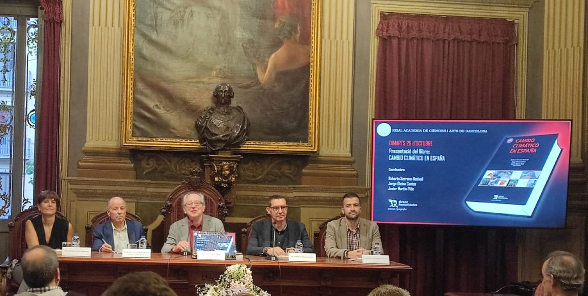 asociacionruvid's tweet photo. Jorge Olcina destaca la urgencia de actuar frente al #CambioClimático 🌪 en la presentación del libro «Cambio climático en España» https://t.co/jq3cmaOH8g

📖 Coordinado por el catedrático de la UA, junto con los geógrafos Roberto Serrano y Javier Martín Vide. https://t.co/fGra9pZ2N3