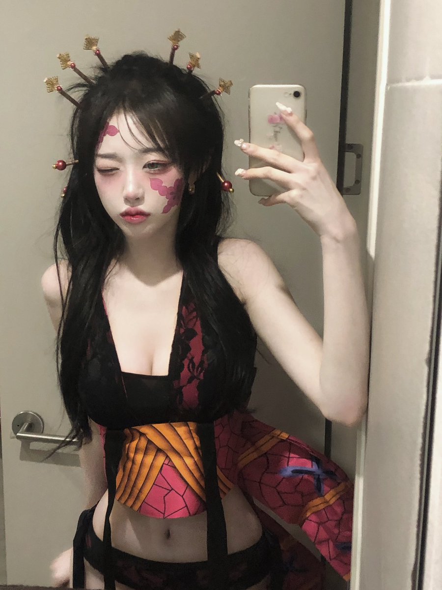 🥀🩸

#鬼滅の刃 #堕姫 #コスプレ #daki #cosplay https://t.co/1Uw0gNEQzD