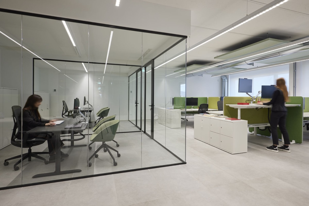 OfidismaSa's tweet photo. ¿Buscas mejorar tu espacio de oficina?
Las mamparas E45 y E80 ofrecen soluciones versátiles para optimizar cada rincón de tu entorno laboral. 
Contacta con nosotros y descubre cómo puedes transformar tu oficina.
Visítanos en calle Luis Montoto, 31, o nuestra web 
#Ofidisma https://t.co/J4RRkIgetD