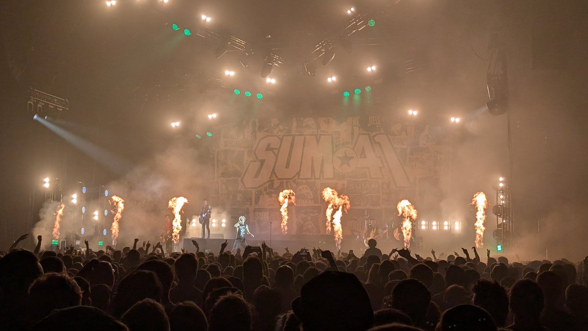 elliotleaver92's tweet photo. Lovely night with @Sum41's final ever Nottingham show at @nottinghamarena in the best company. Thanks for everything, guys. https://t.co/GBku4TLBpc