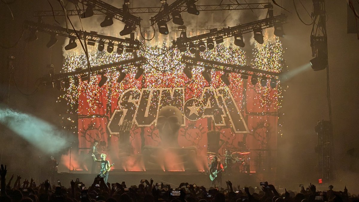elliotleaver92's tweet photo. Lovely night with @Sum41's final ever Nottingham show at @nottinghamarena in the best company. Thanks for everything, guys. https://t.co/GBku4TLBpc