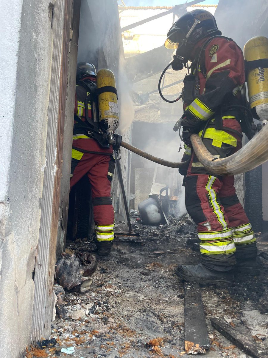 BomberosLPA's tweet image. #Incendio en casa terrera ocupada, en el barrio de S.Roque, sin nadie en su interior, afectando a toda la vivienda, interviniendo efectivos del parque zonal de Vegueta y parque de Miller,  colabora @policia @PoliciaLPA y SUC 🚒🔥