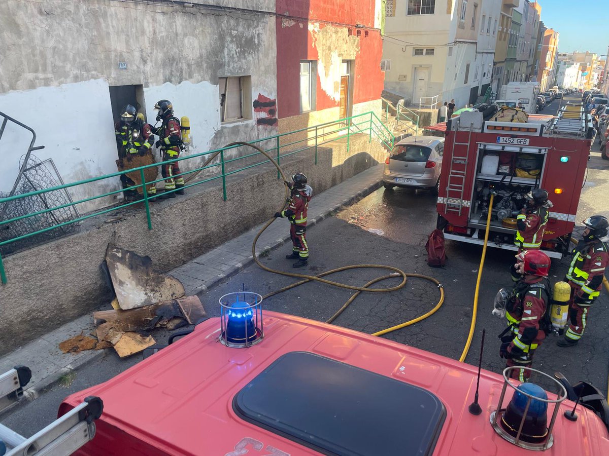 BomberosLPA's tweet image. #Incendio en casa terrera ocupada, en el barrio de S.Roque, sin nadie en su interior, afectando a toda la vivienda, interviniendo efectivos del parque zonal de Vegueta y parque de Miller,  colabora @policia @PoliciaLPA y SUC 🚒🔥