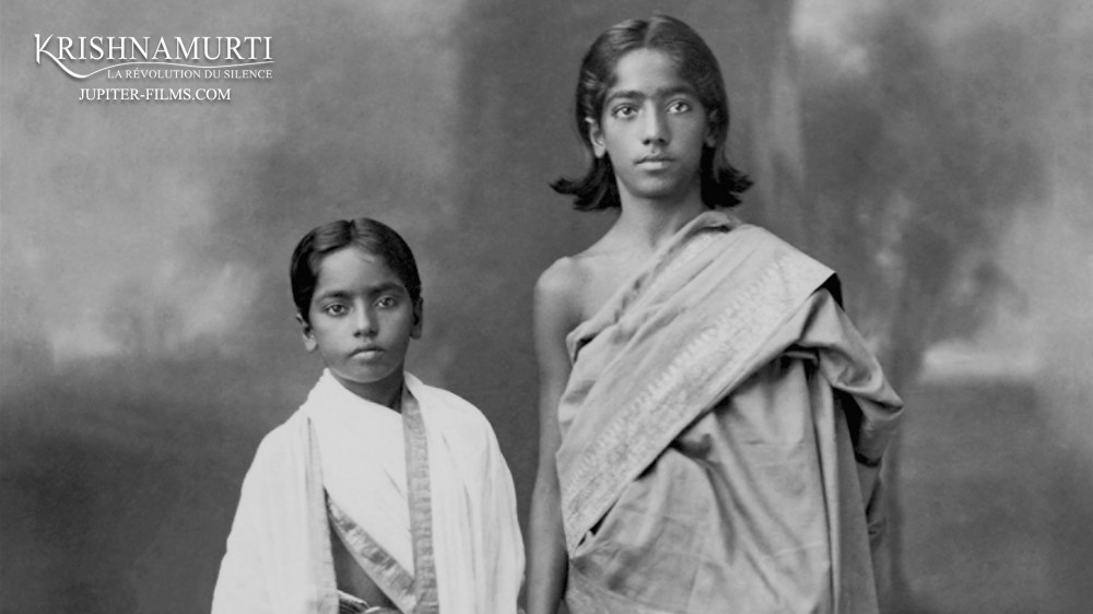 JupiterComs's tweet photo. Savez-vous que Krishnamurti a été initialement élevé et préparé par la Société Théosophique pour incarner un rôle spirituel ? 
A l'âge adulte, il rejeta toute autorité spirituelle, donnant naissance à l'une des pensées les plus fascinantes du XXème siècle. https://t.co/b3RFUVeT2z