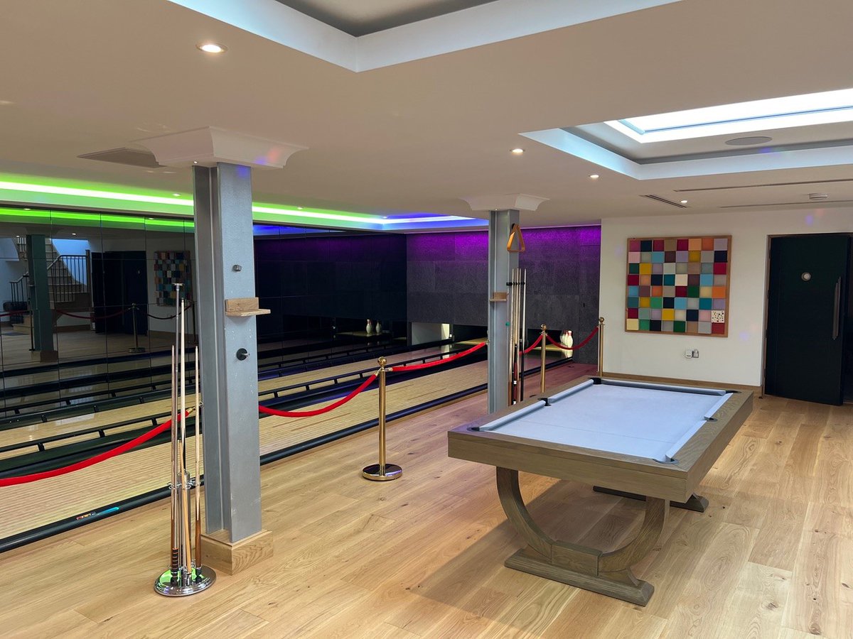 OakleyProducts's tweet image. The floor is a standout element, covered in Oakley Products&apos; Decka Plank Maine, which showcases beautifully textured wooden planks in a warm, natural tone. 

Order Sample: oakleyproductssw.co.uk/product/decka-…

#deckaplank #deckaplankmaine #oakleyproducts #bowling #poolroom #gameinteriors