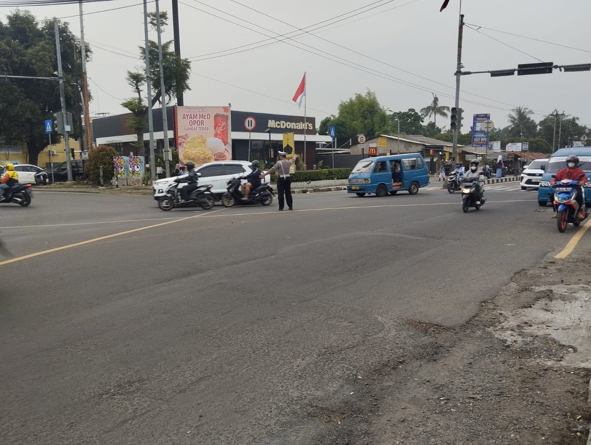 17.00 Wib Situasi lalin Simp.Bojongsari Jl.Raya Parung-Ciputat ramai lancar arah Parung maupun Ciputat dan Jl.Raya Muchtar. Petugas Unit Lantas Polsek Bojongsari Polres Metro Depok pengaturan lalin antiaipasi kepadatan. <a href="/NTMCLantasPolri/">KorlantasPolri.Ntmc</a> <a href="/TMCPoldaMetro/">TMC Polda Metro Jaya</a>