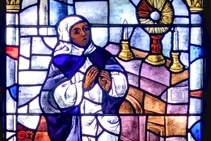 Sor Teresa de Santo Domingo, Chikaba, fue esclavizada a los 9 años (Costa del Oro) y trasladada a España. Allí la adquirió el Marqués de Mancera, antiguo Virrey de Nueva España. A los 27 ingresó como monja. Es considerada la primera escritora afrohispánica  en lengua castellana.