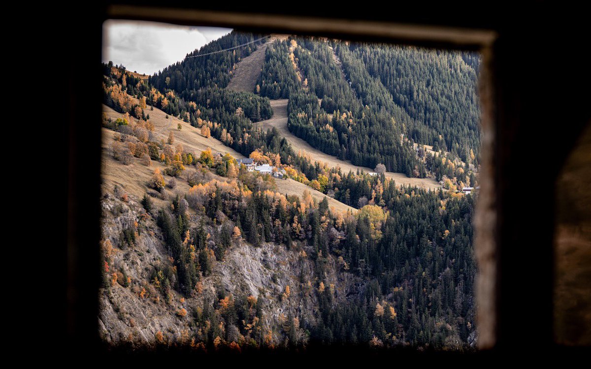 À l’Alpe d’Huez, Halloween s’invite avec son lot de mystères. Préparez-vous à découvrir des paysages enchanteurs et des secrets bien gardés. 🎃 

#Halloween #montagnemystique#automneenmontagne