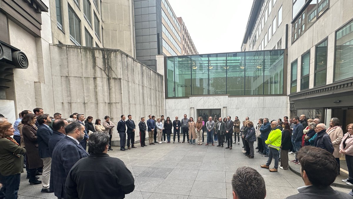 delcomval_UE's tweet photo. 🖤Esta mañana, personal de la #REPER y de la oficina de la #ComunitatValenciana  ha guardado un minuto de silencio en homenaje a las víctimas y afectados por la #DANA en Valencia. Nuestro apoyo y solidaridad para las familias de los más de 100 fallecidos. #OurHeartsWithValencia https://t.co/JaTQhJ54Vk