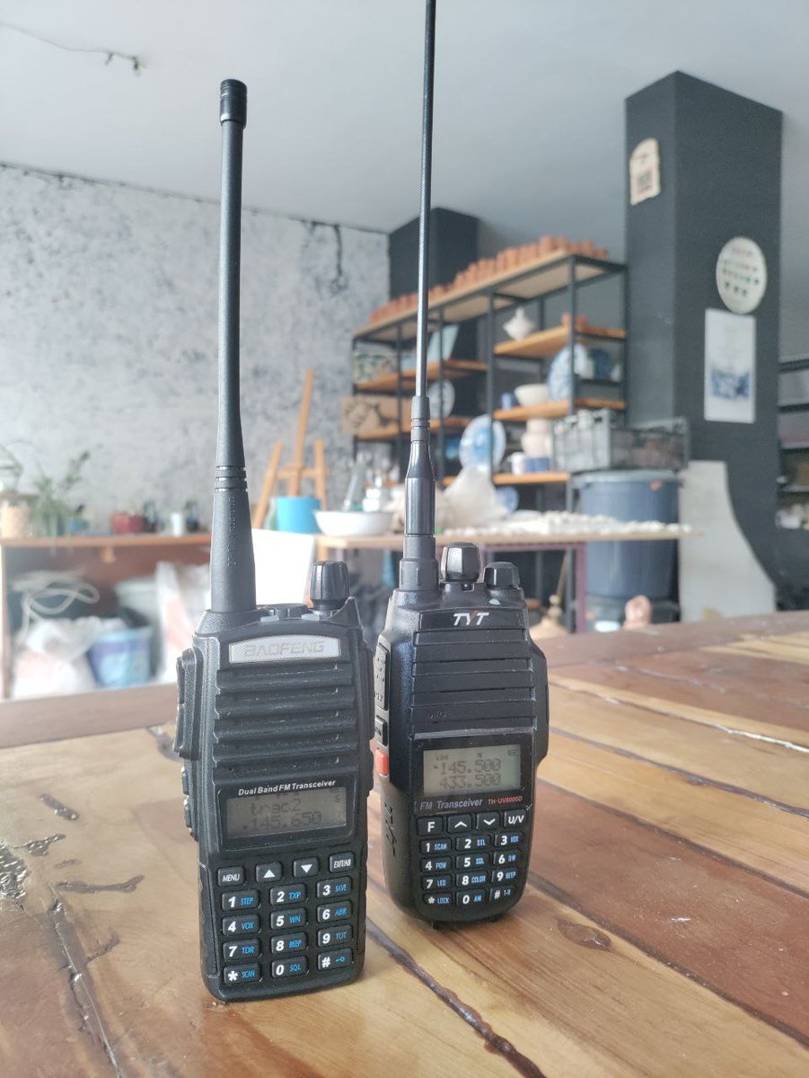 Bu iki aleti iyi tanıyın.

Adı telsiz. El telsizi.

Türkiye de ve dünyada bunu bir görev icabı (asker, polis, 112, itfaye) dışında kullanabilmek için ehliyet gerekir.

Biz bu ehliyete, Amatör Telsiz Lisansı diyoruz.

Bu lisans ile tüm modern iletişim altyapıları çökse dahi