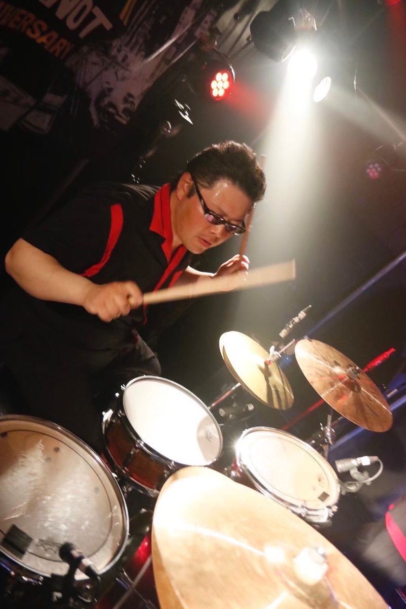 onkaiyuugi's tweet photo. 本日10/31はDr.おさむの誕生日です🎵
おさむお誕生日おめでとう🎉
見た目はちょっと怖いかも？ですが、いつも誰よりも人のために動いてくれて気遣ってくれて、無口な優しさでメンバー&amp;スタッフを支えてくれ本当に感謝です🎶
これからも音解の音を支えてね🥁
いつも本当にありがとう✨ https://t.co/T9IUR51s15