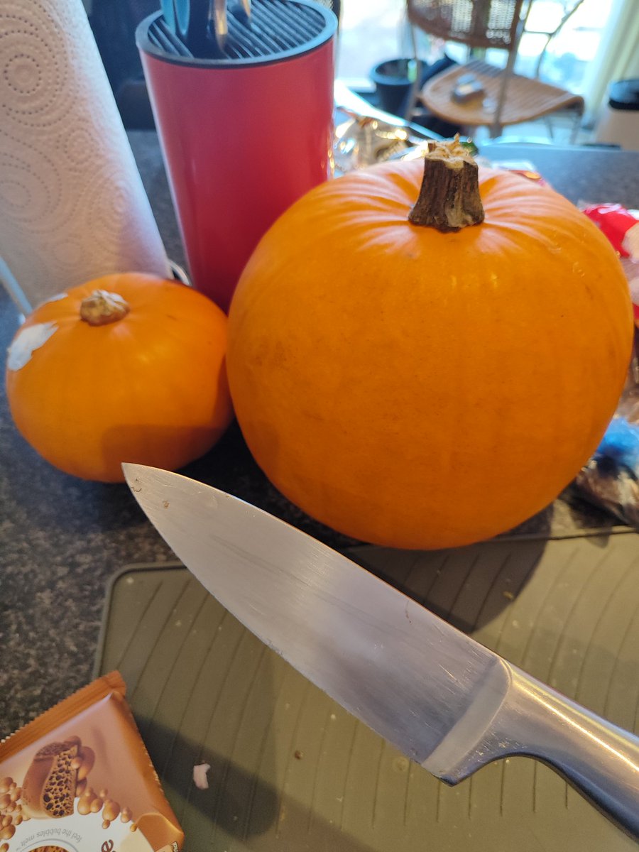 It's a holly jolly StabMas 🎃 join me tonight (6pm Englalalaland time) for a fun Pumpkin carving stream! twitch.tv/froodalsdoodals