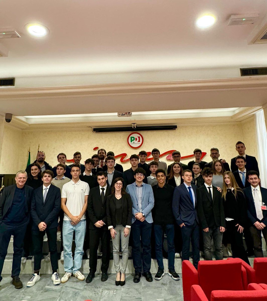 A #Montecitorio con gli studenti del 5°anno dei Salesiani di Sesto San Giovanni. Un incontro ricco di domande sul ruolo delle istituzioni e sull'importanza di una cittadinanza attiva. Grazie a <a href="/giannicuperlo/">Gianni Cuperlo</a> per il bellissimo intervento sulla storia della nostra Repubblica 🇮🇹👩‍🎓👨‍🎓