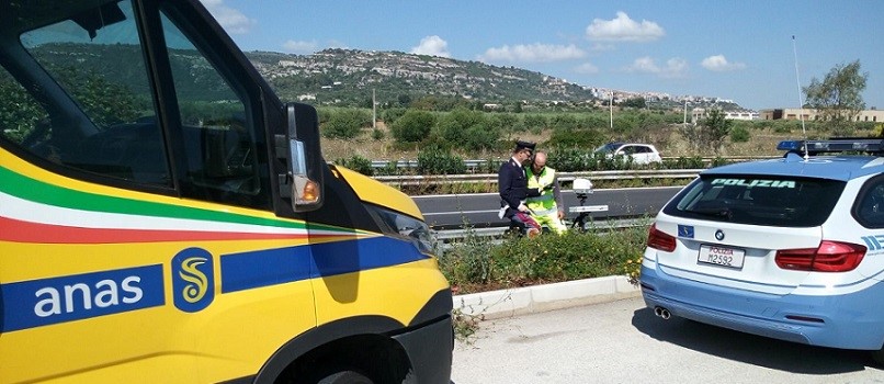 StradeAnas's tweet photo. ✍️ Il capo della @poliziadistato Vittorio Pisani, il capo dip. @vigilidelfuoco Renato Franceschelli, l'AD #Anas Aldo Isi e il vice presidente di #Aiscat Roberto Tomasi hanno sottoscritto le Linee Guida per la gestione di interventi congiunti. https://t.co/sO6mXJsvQr