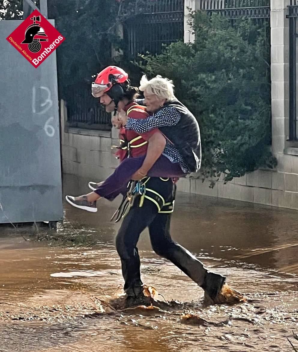 BomberosDipuALC's tweet photo. En el día de ayer pudimos realizar desde #cpba varios vuelos de búsqueda y salvamento con nuestro equipo de rescate. Sobrevolamos las zonas de Albufera, Paiporta, Torrent y Riola principalmente, pudiendo evacuar hasta 20 personas.
#siempreatulado https://t.co/Zy338HedKN