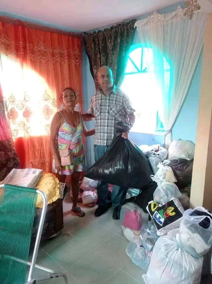 cdr_cuba's tweet photo. Buenos días vecino 🌞 

❤🇨🇺Continúan los #CDRCuba recibiendo donaciones de los cederistas para enviar a Guantánamo. 

#FuerzaGuantánamo  #Cuba https://t.co/95WoB77eyw