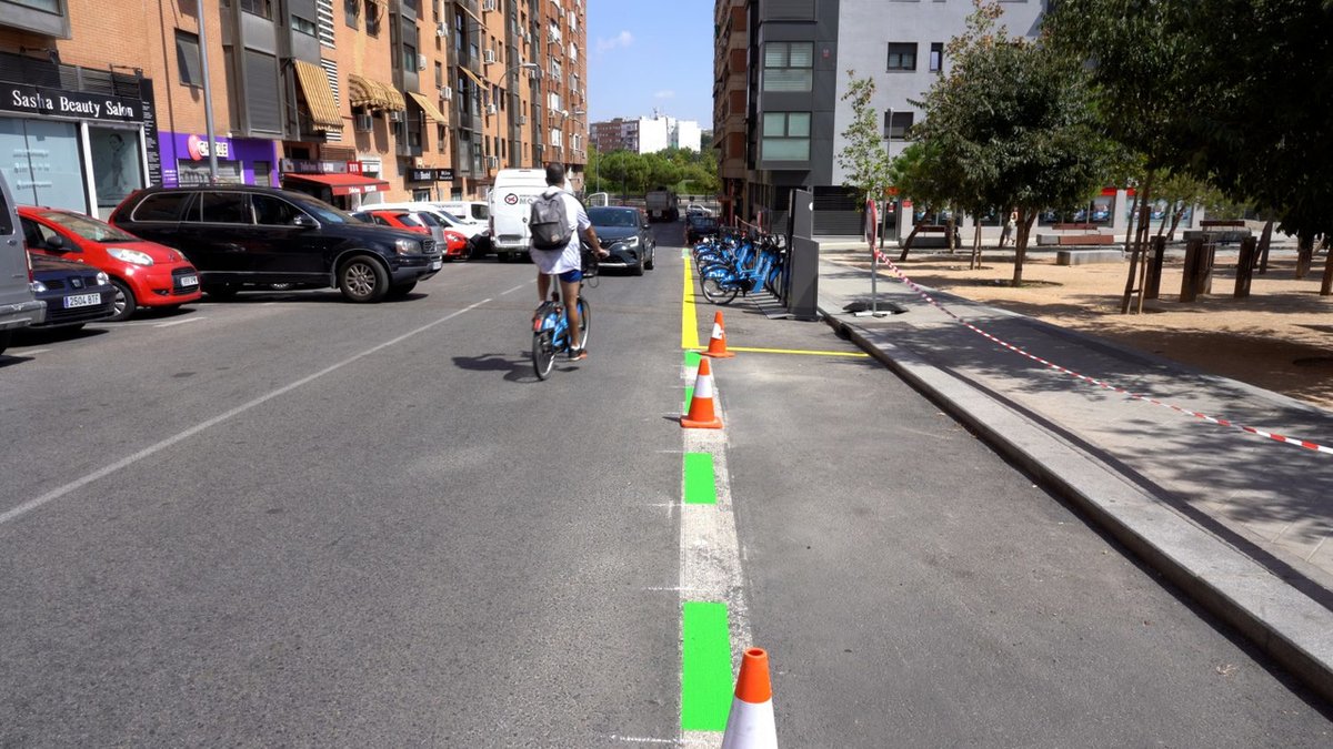MADRID's tweet photo. 📢El Servicio de Estacionamiento Regulado en @jmd_usera se amplía con 6.459 plazas para los barrios de #Almendrales, #Pradolongo y #Moscardó
✅#JGobMadrid aprueba el gasto plurianual de más de 17 M€ para la regulación del aparcamiento en estos barrios https://t.co/TIdO7vCXXU https://t.co/u2vlAgbBvr