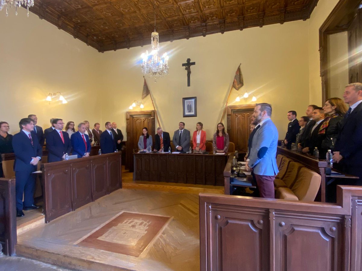 poravilaes's tweet image. 🖤Luto oficial en @Ayto_Avila
El alcalde, @jesusmanuelsc82, ha anunciado que se inicia una recogida solidaria de alimentos no perecederos y agua para la zona afectada por la #dana.
👉Referencia: jefatura de #PoliciaLocalAv
👉Se necesitan también mantas, cazadoras y ropa de abrigo