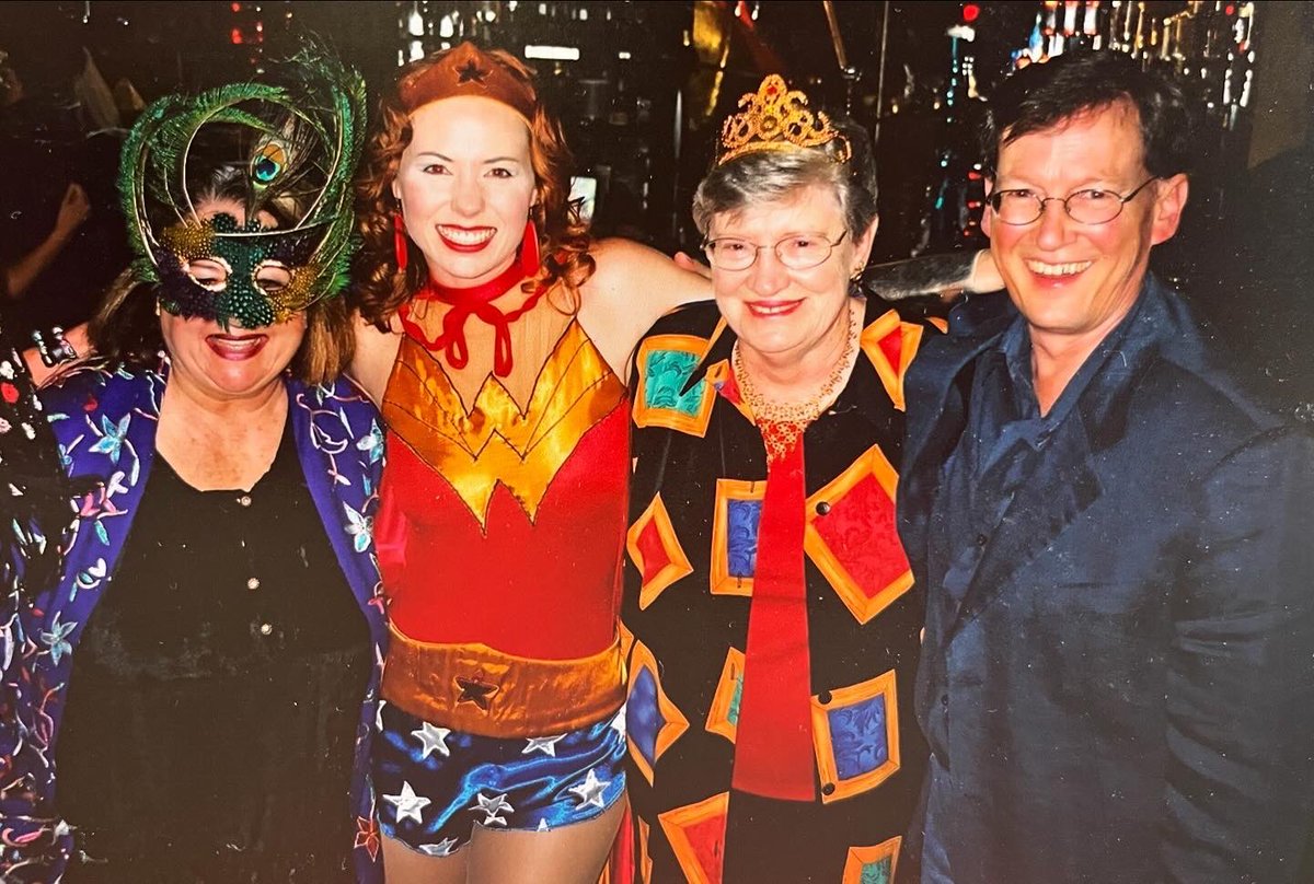 RIV Liewe Danie… Jy sal altyd die eerste vervaardiger wees wat my ’n kans gegee het 20 jaar terug. Jou bydra tot die Suid-Afrikaanse film en TV bedryf is onmeetbaar. Foto: 7de Laan se jaareindfunksie in Desember 2004 saam met Annie Basson, Tannie Verna Vels en Danie. #7deLaan