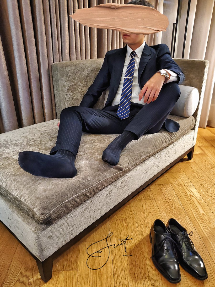 浮個水，男人是不是颱風假
沒事在家就會想澀澀 🥵🥵

#suit #sock #master #bdsm