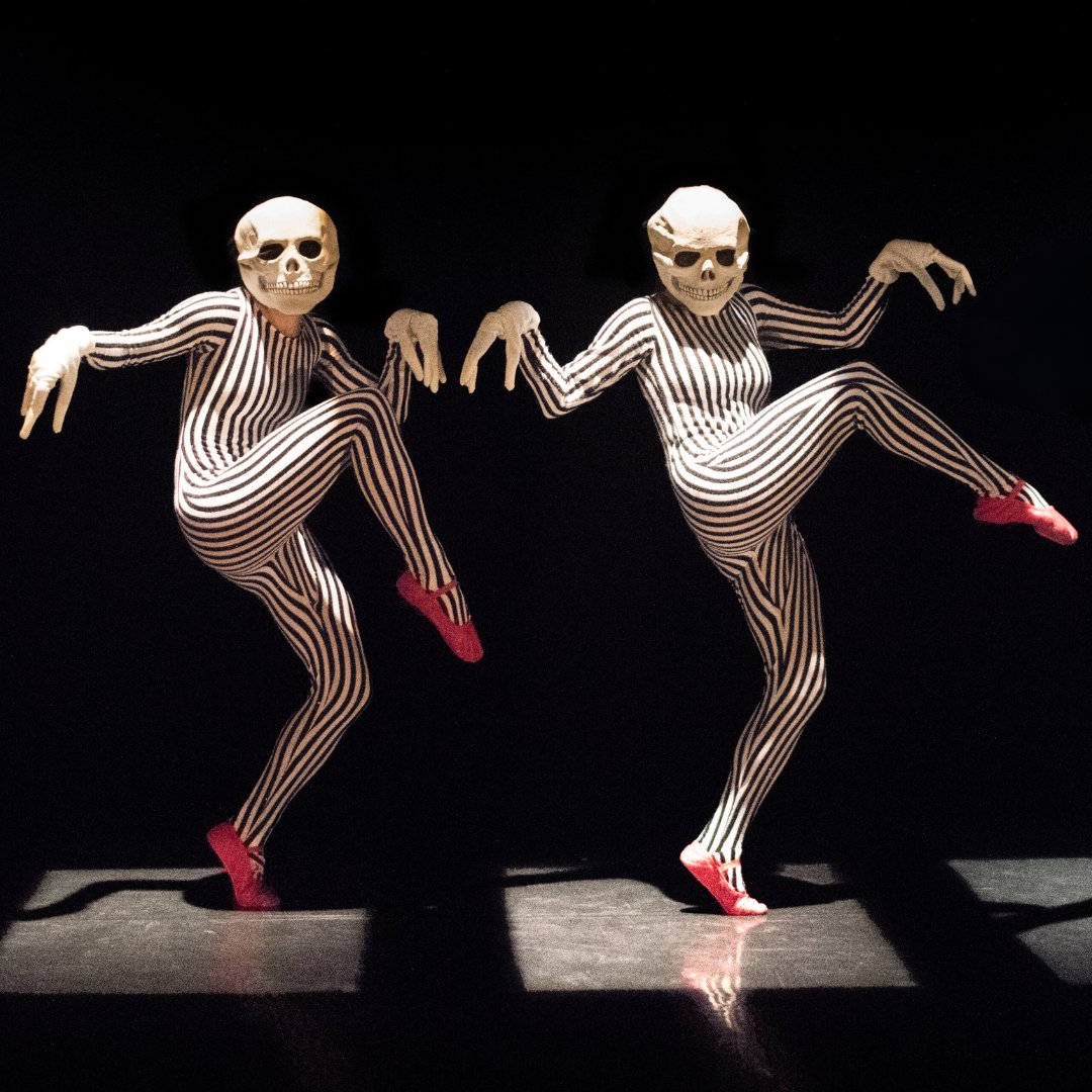 HAPPY HALLOWEEN | CALAN GAEAF HAPUS
Skellingtons from/o Zoetrope by/gan Lea Anderson 

Design | Dylunio: Simon Vincenzi
Maker | Gwneuthurwr: Deryn Tudor