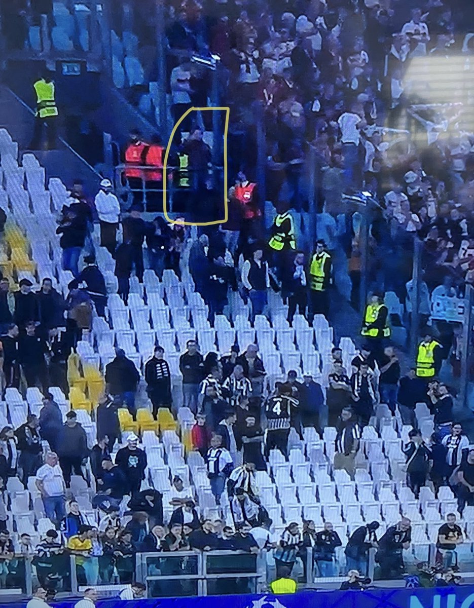 Zwetschge_1893's tweet photo. Eben mit meiner großen Tochter Re-Live und nochmal ALLES auch mit Rumschreien nachgeholt 😂.
Und sogar noch ne kleine Entdeckung gemacht…
#VfB #JUVVfB 🙈💪🏼🤩 #Juve #Merda
@VfB @VfB_Service @juventusfc @VfBSTR @RikyPalm @buzze https://t.co/4NSsy8GehM