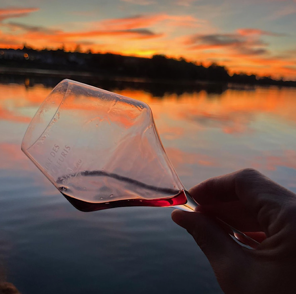 Tasting the influence of the sea! Guild Director Craig will lead a tasting of 12 delicious bottles from vineyards in Australia, Canada, Chile, Greece, Italy, South Africa, Spain, &amp; Uruguay. Register here for this unique event: ow.ly/3i3Q50TX0XP #winetasting #wine