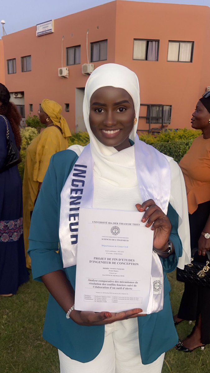 __adjaaaaa__'s tweet image. Alhamdulilah 
DIC validé 🥹✅
Officiellement ingénieur de conception en Géomètre Topographe 🎉🎊
je suis trop fière de moi 😭❤️