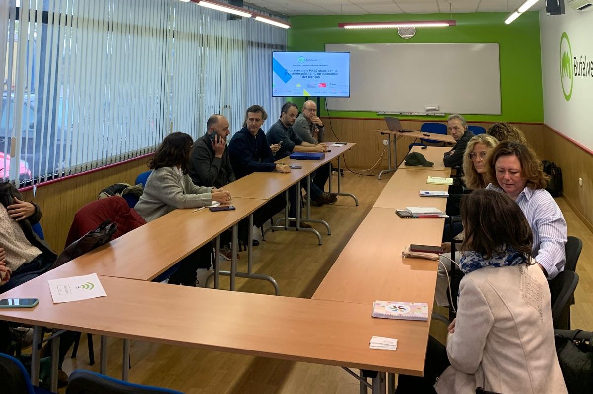 Ahir vam rebre a l'Associació una delegació formada per membres de la DG de Transferència i Societat del Coneixement i el mecanisme d'oportunitats de la RIS3CAT. 
Es va posar en comú projectes i oportunitats de col·laboració així com l'impuls de la CEE Manresa Il·lumina. ☀⚡