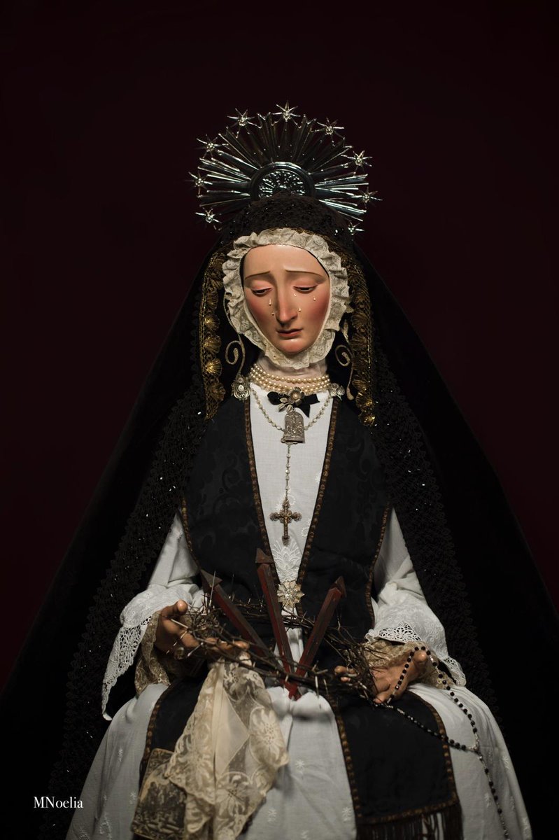 traspasoy7dolor's tweet photo. Nuestra Señora del Traspaso y Siete Dolores, para la festividad de Todos los Santos y la conmemoración de Todos los Fieles Difuntos, se presenta ataviada de luto castellano, por las manos de su vestidor, Francisco Navarro. 1/2

#CofradiasMLG
#visperasmlg https://t.co/2pNK2wC9Sj