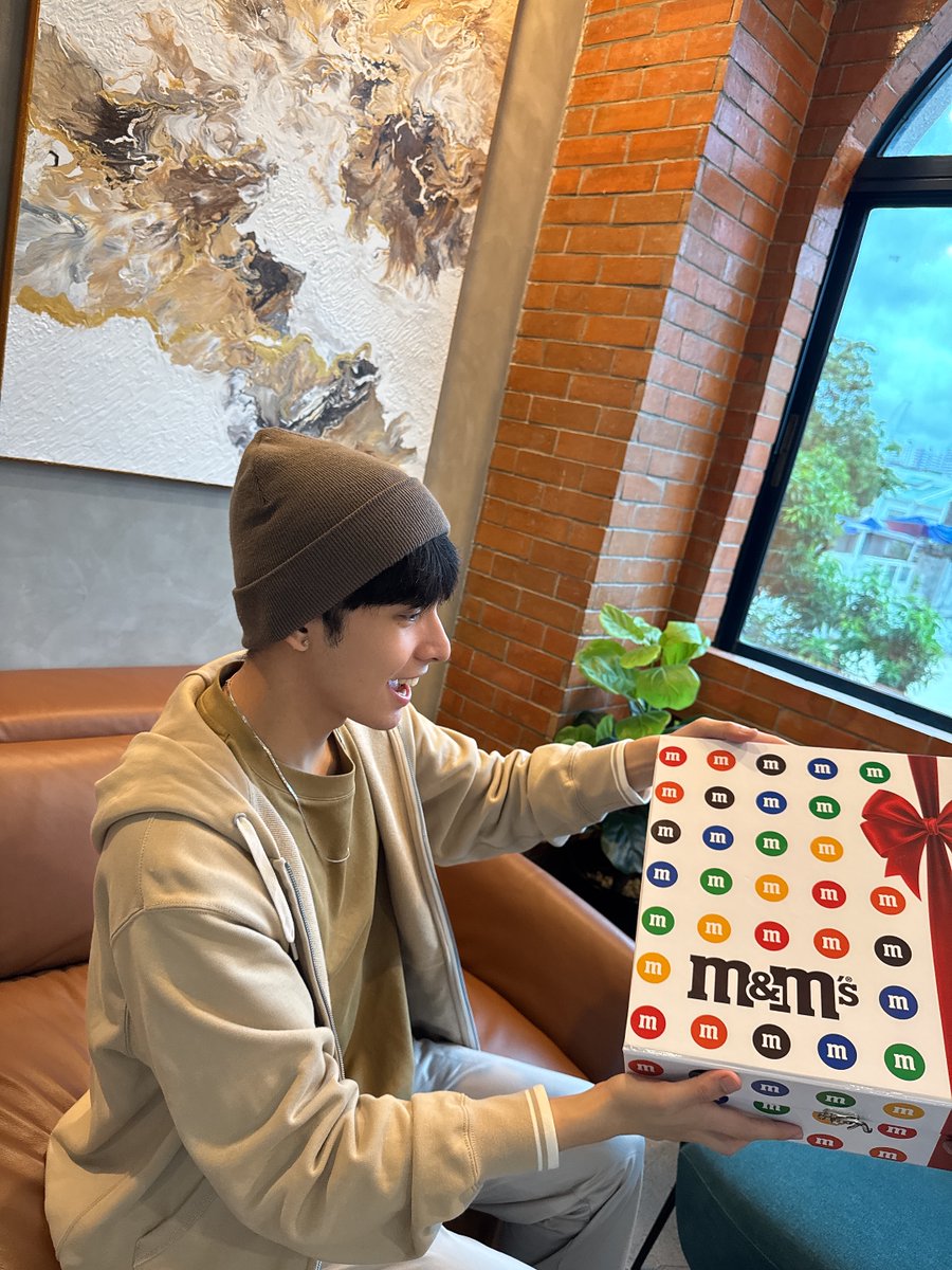 justintdedios's tweet photo. Ramdam na agad ang Christmas because M&amp;M'S sent me a gift!! 

I'm so excited for their three-day Fun for All activation on November 8-10 at Annex Atrium (Cyberzone), SM North EDSA. Kitakits tayo sa November 10, 2-4PM! #MMSFunForAllFair #MMSPhilippines https://t.co/WsVYqrv7d1