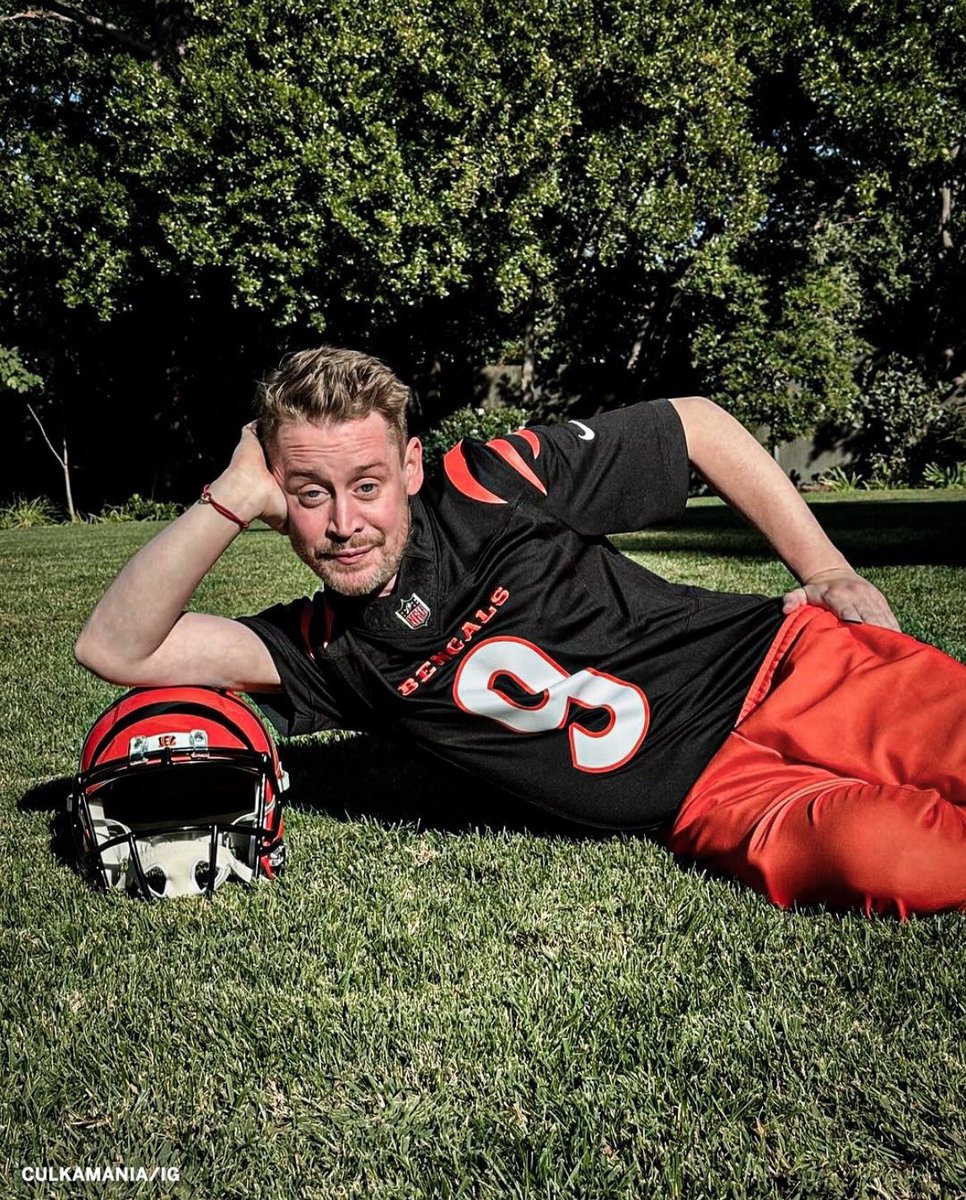 AdamSchefter's tweet image. Macaulay Culkin dressed up Joe Burrow for Halloween:
