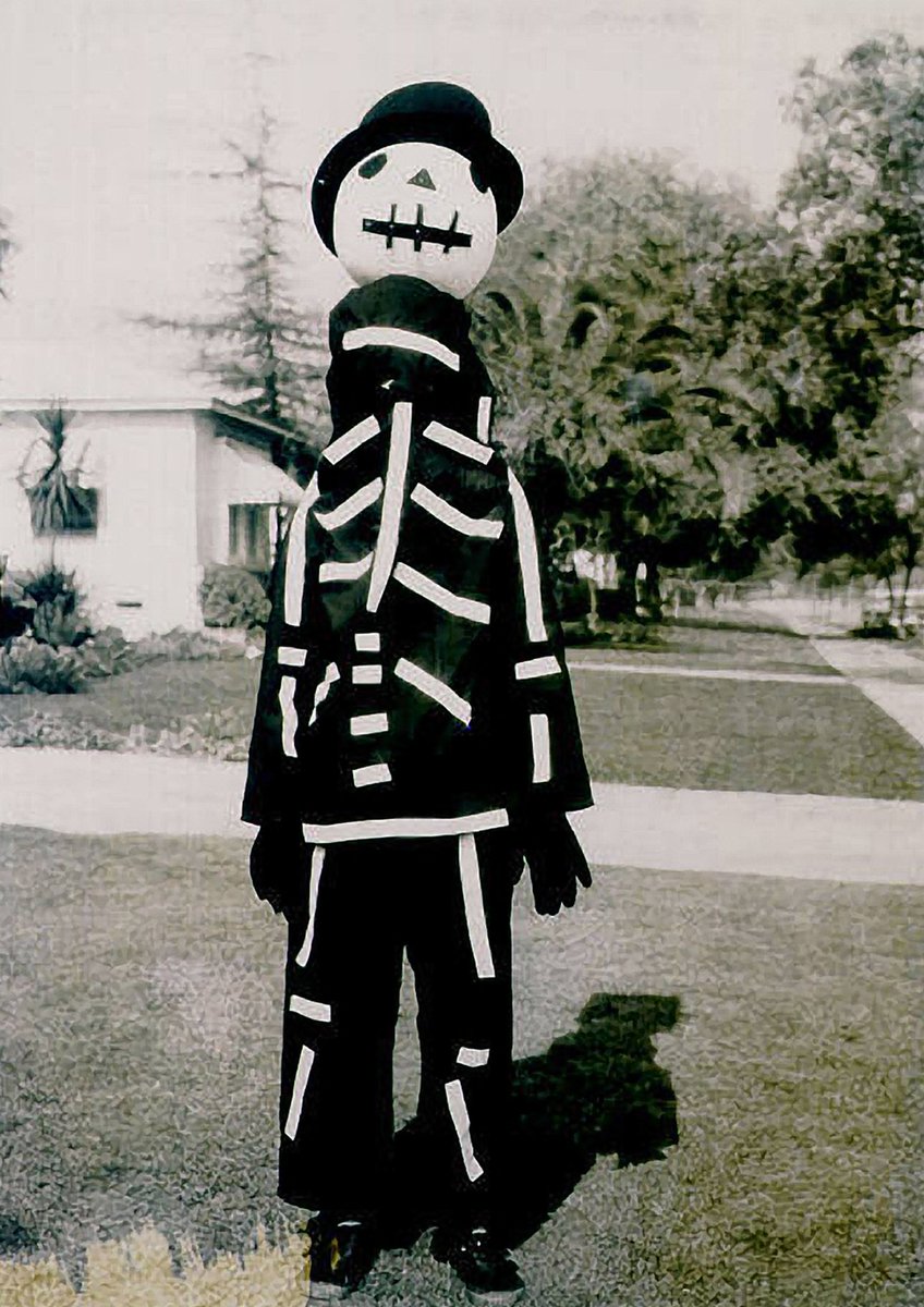 TimBurton_JP's tweet image. ＼🎃ハッピーハロウィン❗️／
ハロウィンを象徴するキャラクター《ジャック・スケリントン》を、のちに生み出すことになる #ティム・バートン 少年（9歳）のハロウィン・コスチューム。