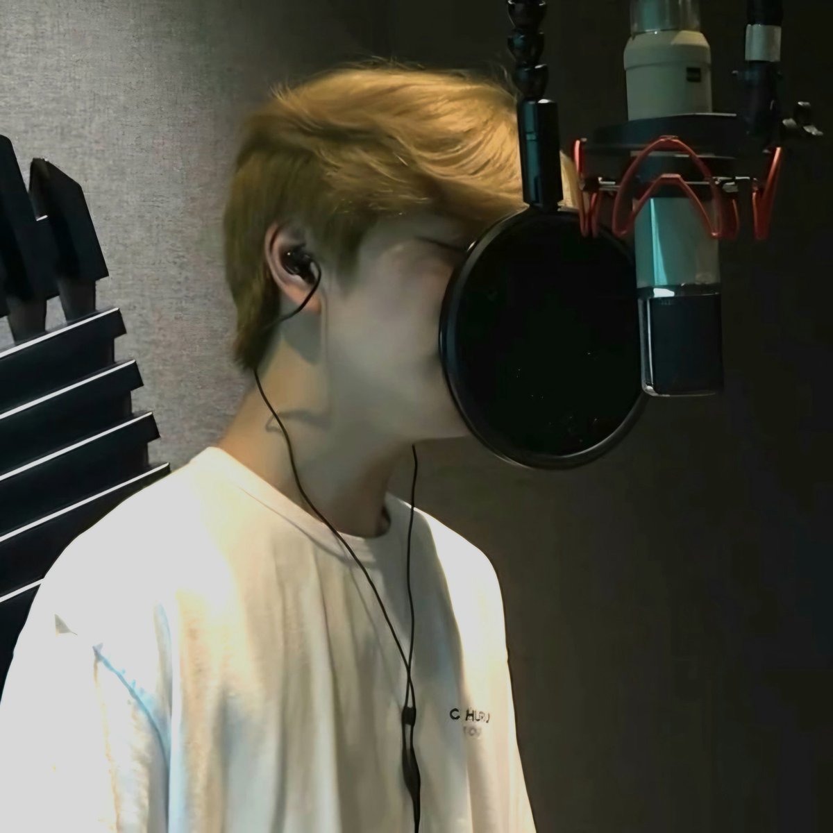 flourhyun's tweet photo. seungjin au prompt

Sky is a famous singer in the world of KDrama OSTs. Despite his face and identity being a mystery, his songs have won countless awards and are cherished by fansㅡ including Hyunjin, a passionate artist and aspiring composer who draws inspiration + https://t.co/jsGJ3xToK1
