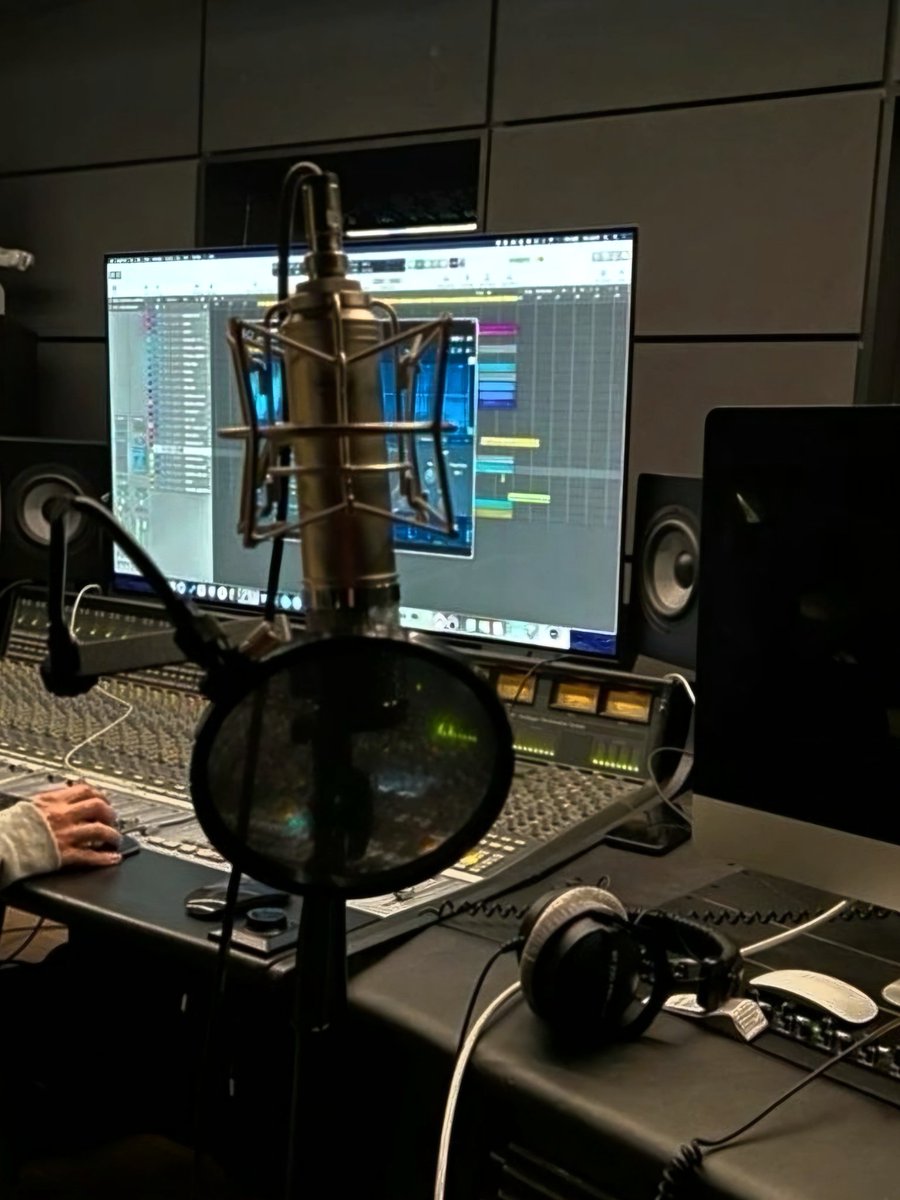 flourhyun's tweet photo. seungjin au prompt

Sky is a famous singer in the world of KDrama OSTs. Despite his face and identity being a mystery, his songs have won countless awards and are cherished by fansㅡ including Hyunjin, a passionate artist and aspiring composer who draws inspiration + https://t.co/jsGJ3xToK1