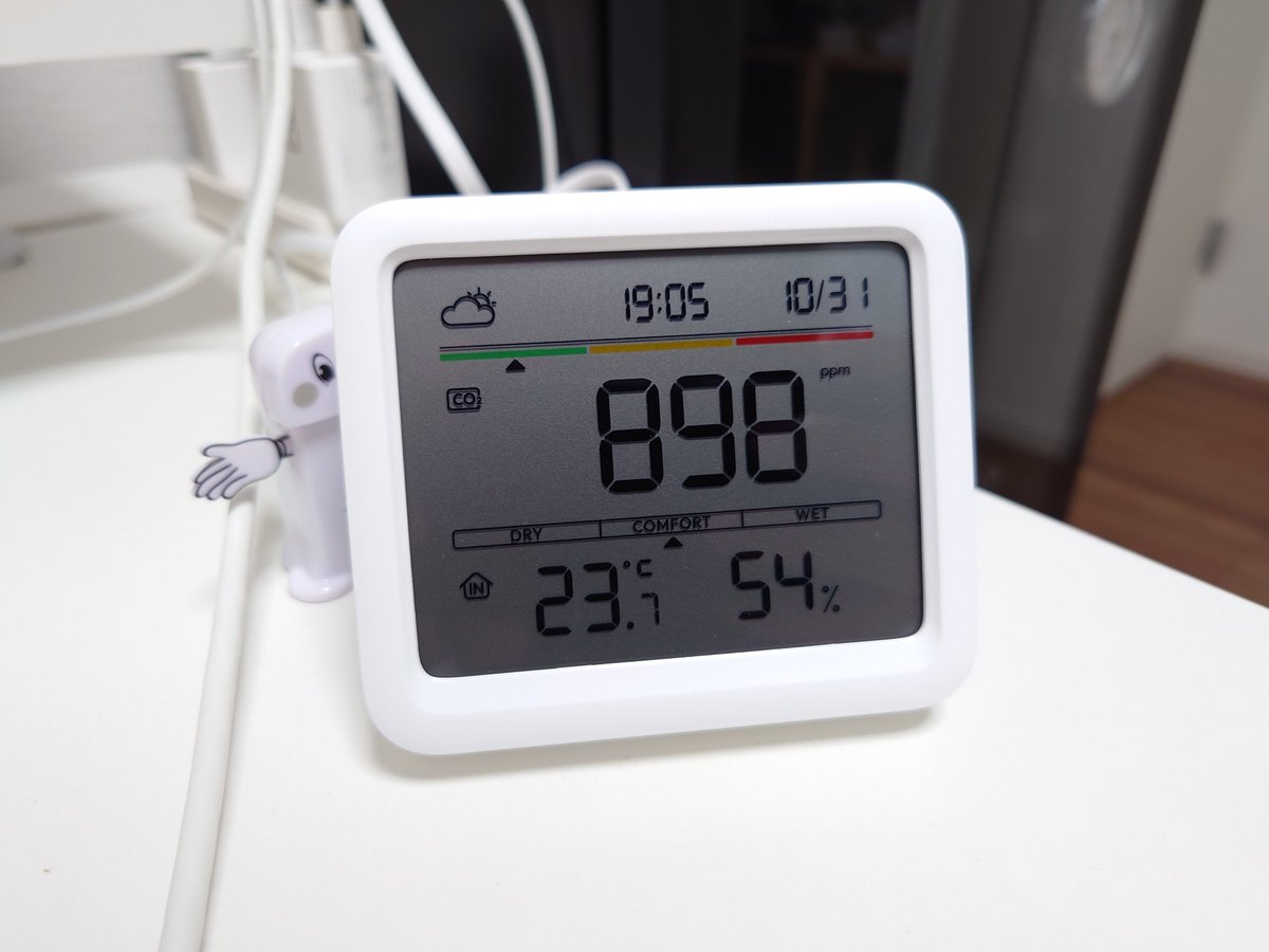shrhdk's tweet photo. 家に転がってた換気扇を取り付けたら息してても900ppm付近で安定してきた。勝ったか！？ https://t.co/zjxwdfEpNp