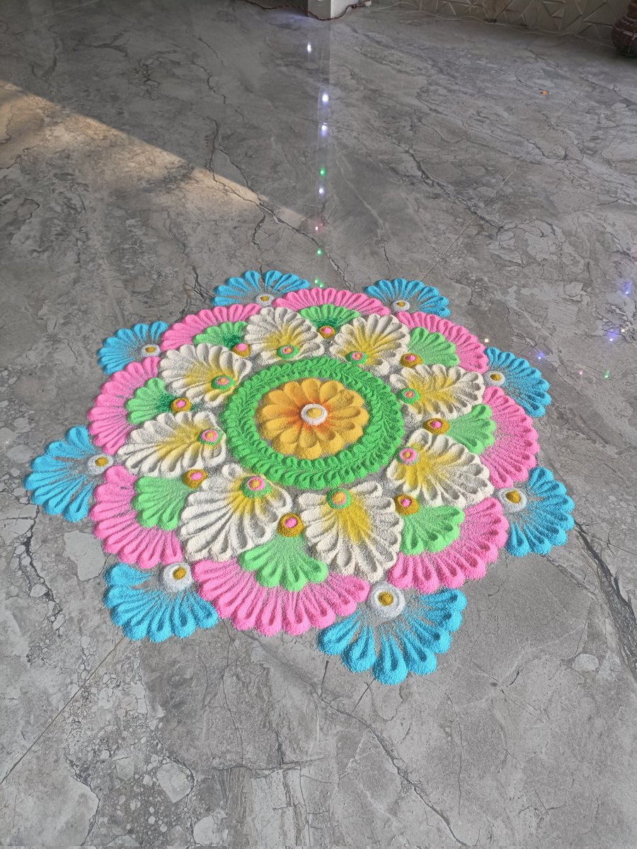 devDebugger's tweet photo. Chahe laakh kamiyan hai mujh mein, par #Rangoli to theek thaak bna hi leta hu.
Because #Diwali is not complete without Rangoli. https://t.co/7KI9AjKaXM