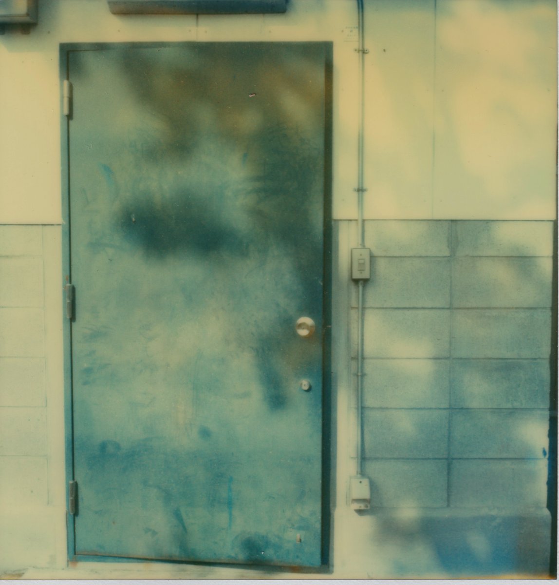 sx70xx's tweet photo. 未来への扉は開いているのだ。いつだって。
#sx70 #timezero #polaroid https://t.co/IX1DnqLCMY