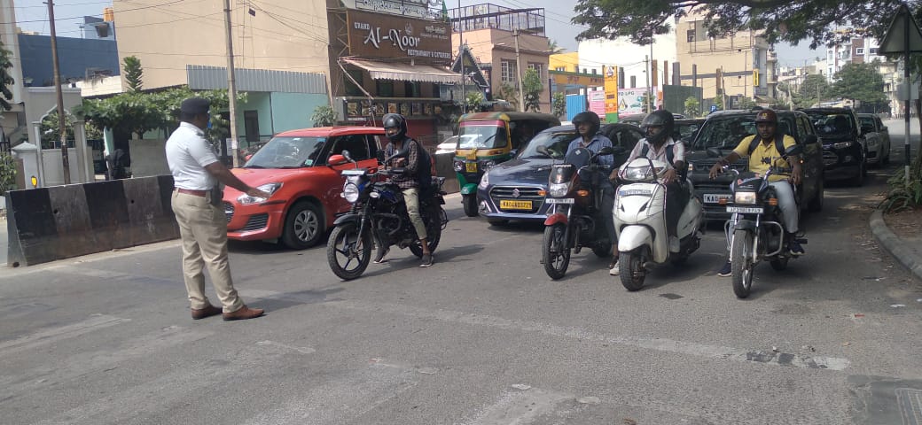 ftowntrfps's tweet photo. #ಸಂಚಾರಜಾಗೃತಿ
#TrafficAwareness
 ನಮ್ಮ ಠಾಣೆಯ ಅಧಿಕಾರಿಗಳು ಠಾಣಾ ಸರಹದ್ದಿನ ಕೋಲ್ಸ್ ಪಾರ್ಕ್ ಜಂಕ್ಷನ್ನಲ್ಲಿ ವಾಹನ ಚಾಲಕ/ಸವಾರರಿಗೆ #StopLine #ZeebraCrossing ಬಗ್ಗೆ ಮತ್ತು ಇತರೆ ಸಂಚಾರ ನಿಯಮಗಳ ಬಗ್ಗೆ ಅರಿವನ್ನು ಮೂಡಿಸಿದರು.
@CPBlr @Jointcptraffic @DCPTrEastBCP @acpeasttraffic @BlrCityPolice @blrcitytraffic https://t.co/Bw6DWcVUBt
