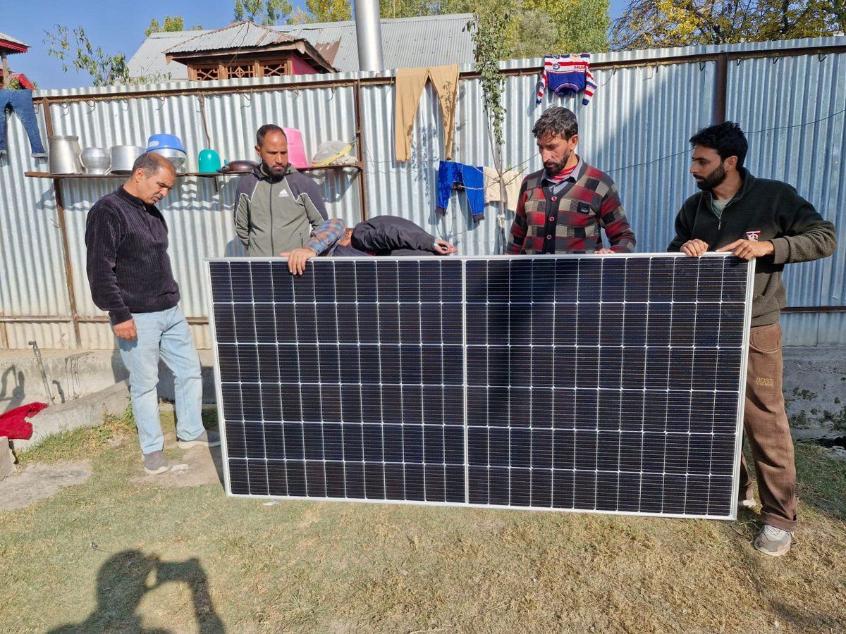 kpdcloffice's tweet photo. Inspection of grounded equipment at the residenc eof Sh. Ghulam Mohammad Parray (ID: 0215020003662) at 
 📍Hajin, #ED Bandipora, under #pmsuryagharyojana
@diprjk @OfficeOfLGJandK @nasirsogami @DullooAtal @mnreindia @GreaterKashmir https://t.co/velGyBNGzq