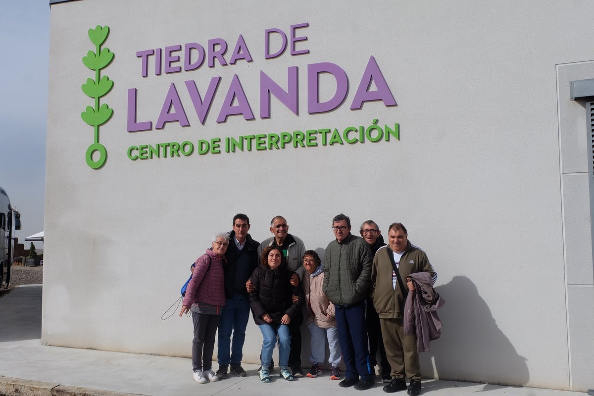 PlenaCyL's tweet photo. 🪻🪻Ayer visitamos @tiedradelavanda dentro del proyecto #AromasQueCuidan, destinado a trabajar la memoria y el bienestar en personas mayores con discapacidad intelectual. 

🟢Conoce más de este proyecto 👉 https://t.co/07k7ZMa6X8

🟢Visita nuestro apartado de Envejecimiento activo: https://t.co/qEDM6aQtNE