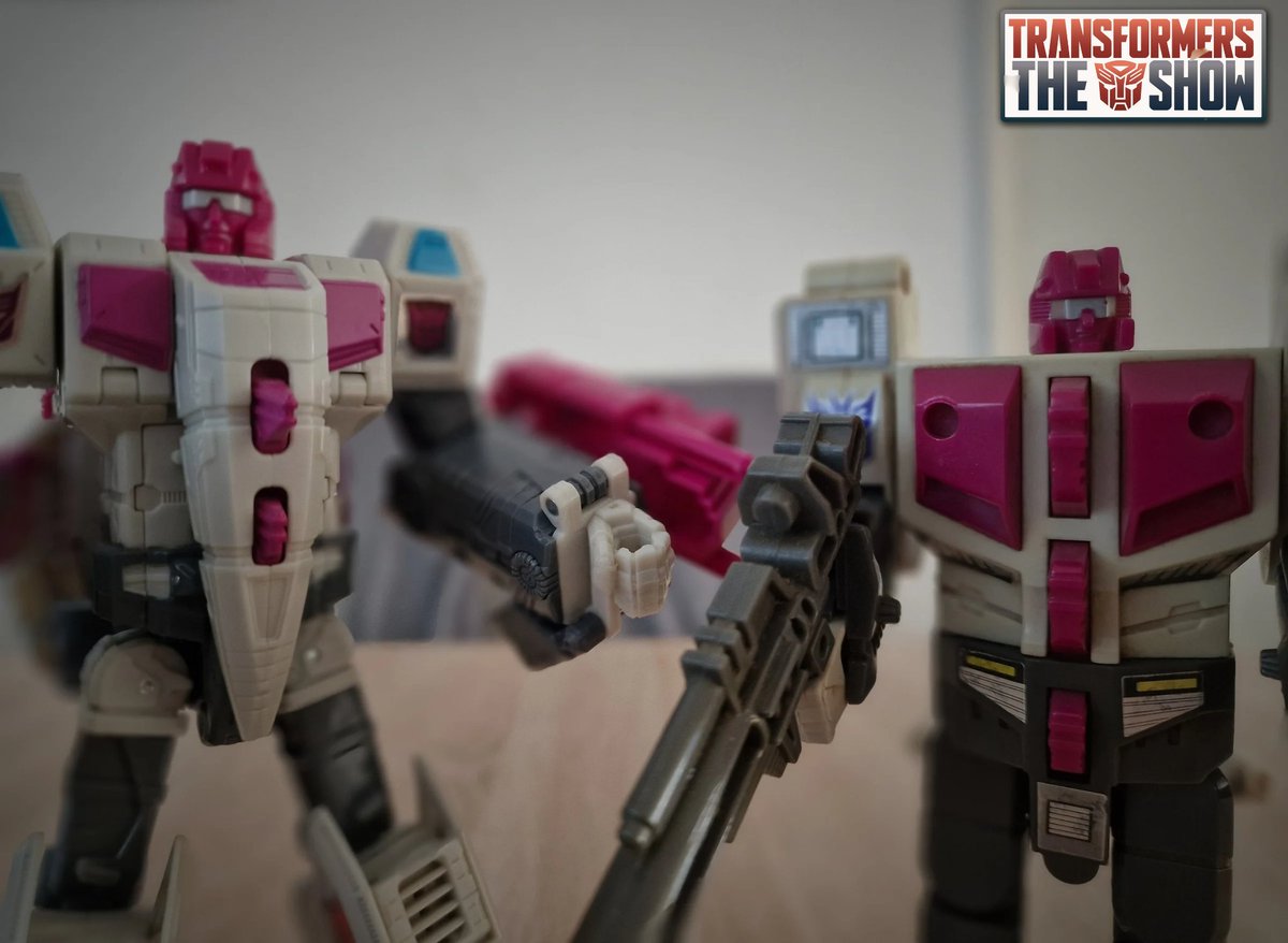Andy_TFtheShow's tweet photo. Monster! Monster! 👹👹
Happy Halloween everybody!

Transformers G1 and POTP Hun-Grrr (or whatever spelling of his name you prefer).

#transformers #toyphotography #transformerstheshow #generation1 #hasbro #vintagetoys #POTP #hungrrr #terrorcons #Halloween https://t.co/2MOVE72iqe