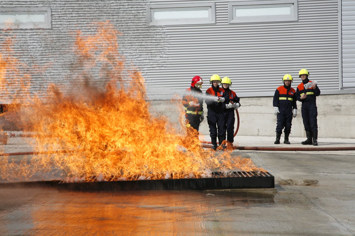 proteccioncivil's tweet photo. Actividades #ENPC
🔸Actuación del grupo de seguridad ciudadana y orden público en emergencias nucleares
🔸Jornada formativa para actuantes municipales del Cecopal de Sacedón #PENGUA
🔸Capacitación en el manejo de extintores y BIES https://t.co/eNGLcRLlcv
