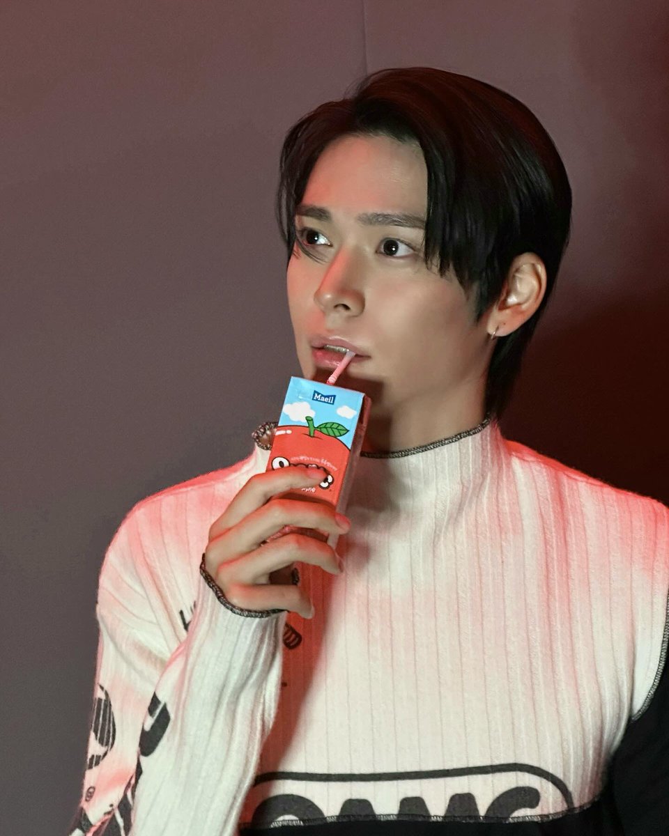 얼굴 스타일링 모두가 다 ㅈㄴ 남자!!! 이러고 잇는데
입에 물고잇는건 피크닉이라는 사실이 너무...
귀여웟던 것 같아
